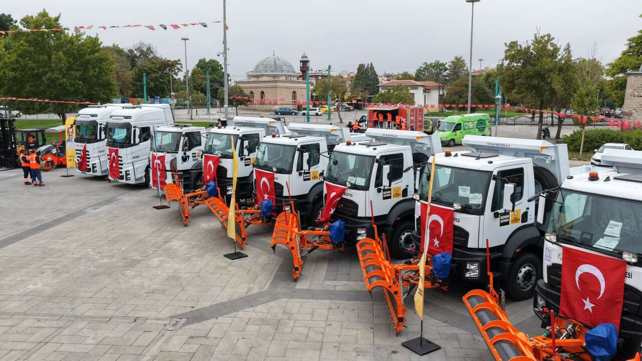 Konya Büyükşehir'e 54 yeni iş makinesi! Kışın karla mücadele yapıp yazın caddelerde çalışacak 18